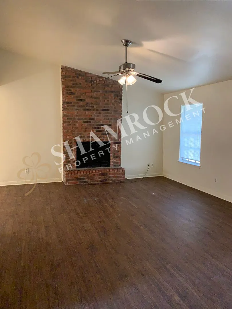 Hewitt 3-Bedroom — Photo 2