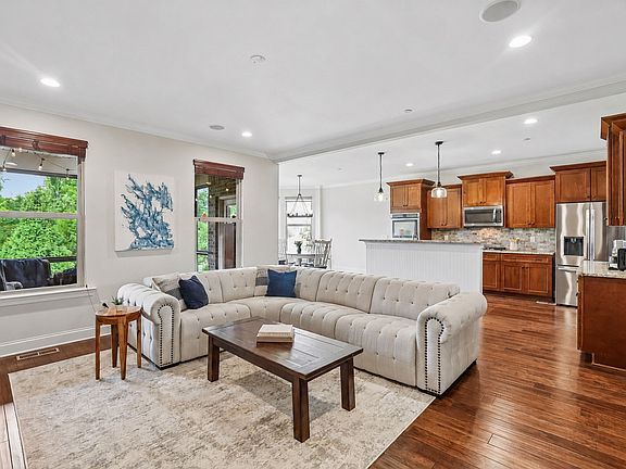 3rd image of 4627 Robin Ln