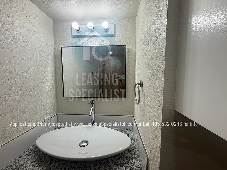 127 W Acres St #E — Photo 12