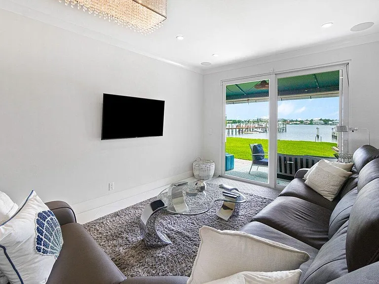 324 N Lake Dr — Photo 10