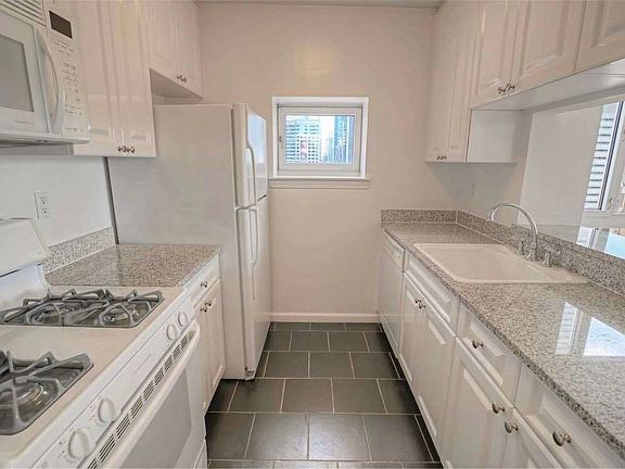 4th image of 325 W 43rd St #18