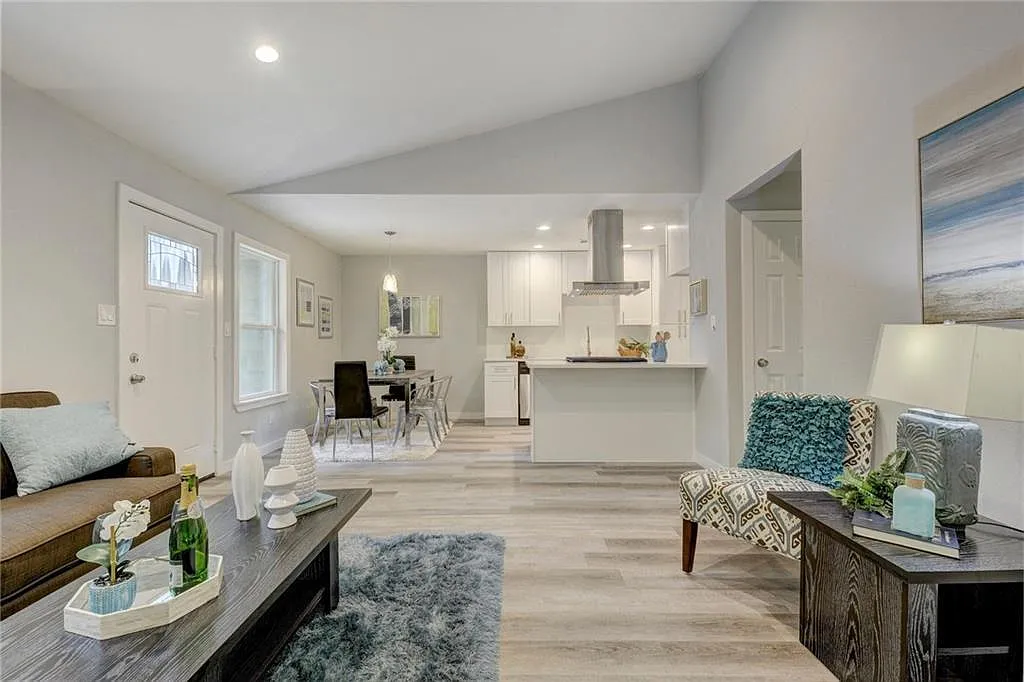 3 bed, 950 sqft, $1,895 — Photo 4