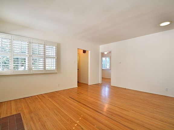3rd image of 2513 N Poinsettia Ave
