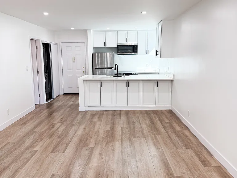 Encino Country Club Apartments — Photo 37
