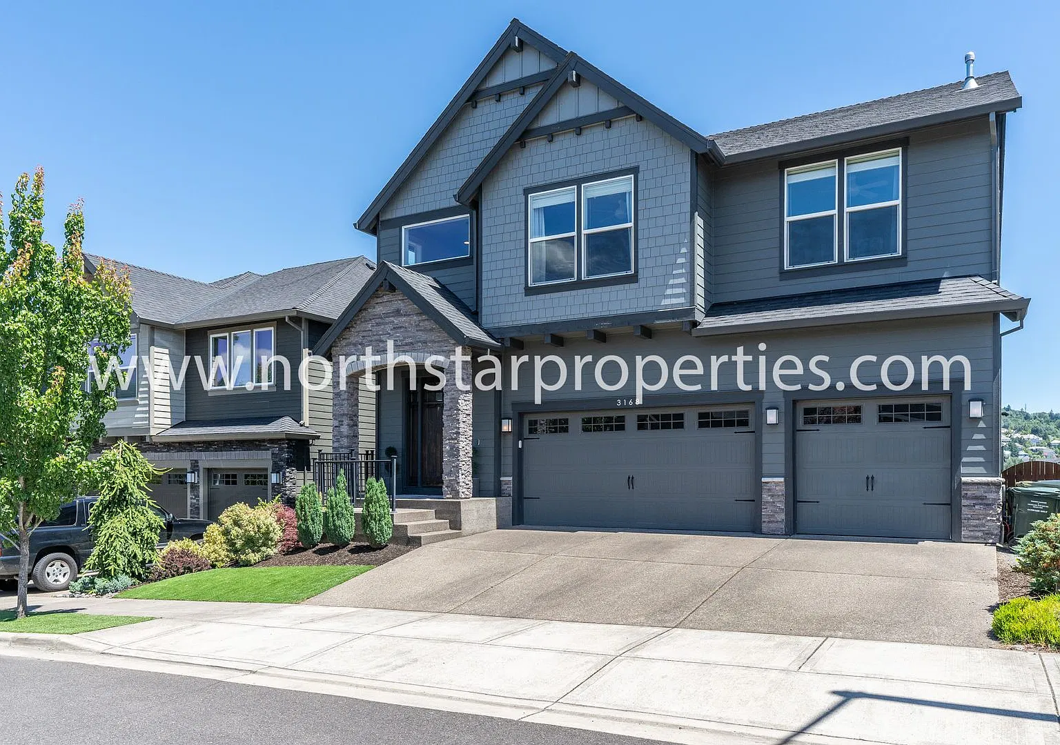 Stunning Like-New Bonny Slope Residence with Sweeping Views — Photo 2