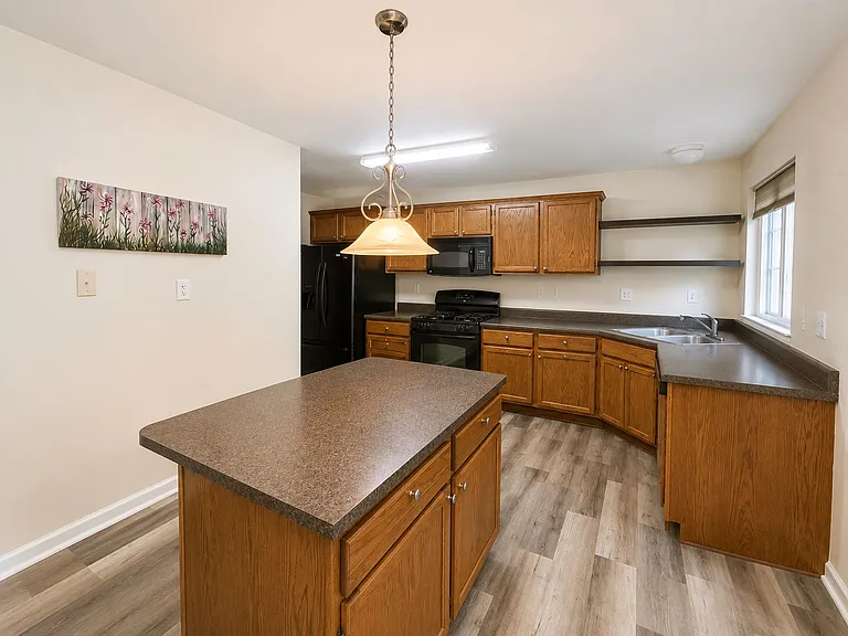 122 Broadstone Dr — Photo 6