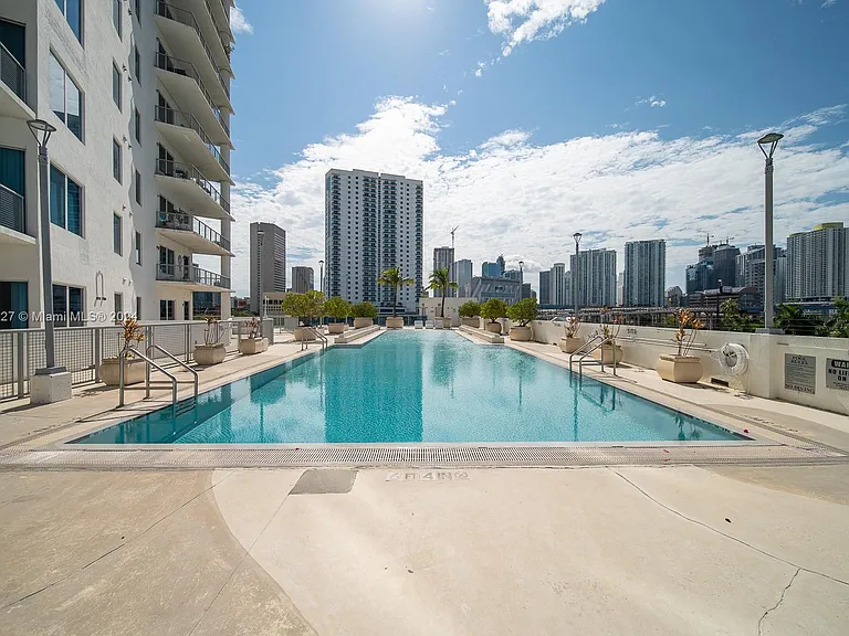 10 SW South River Dr #10 — Photo 8