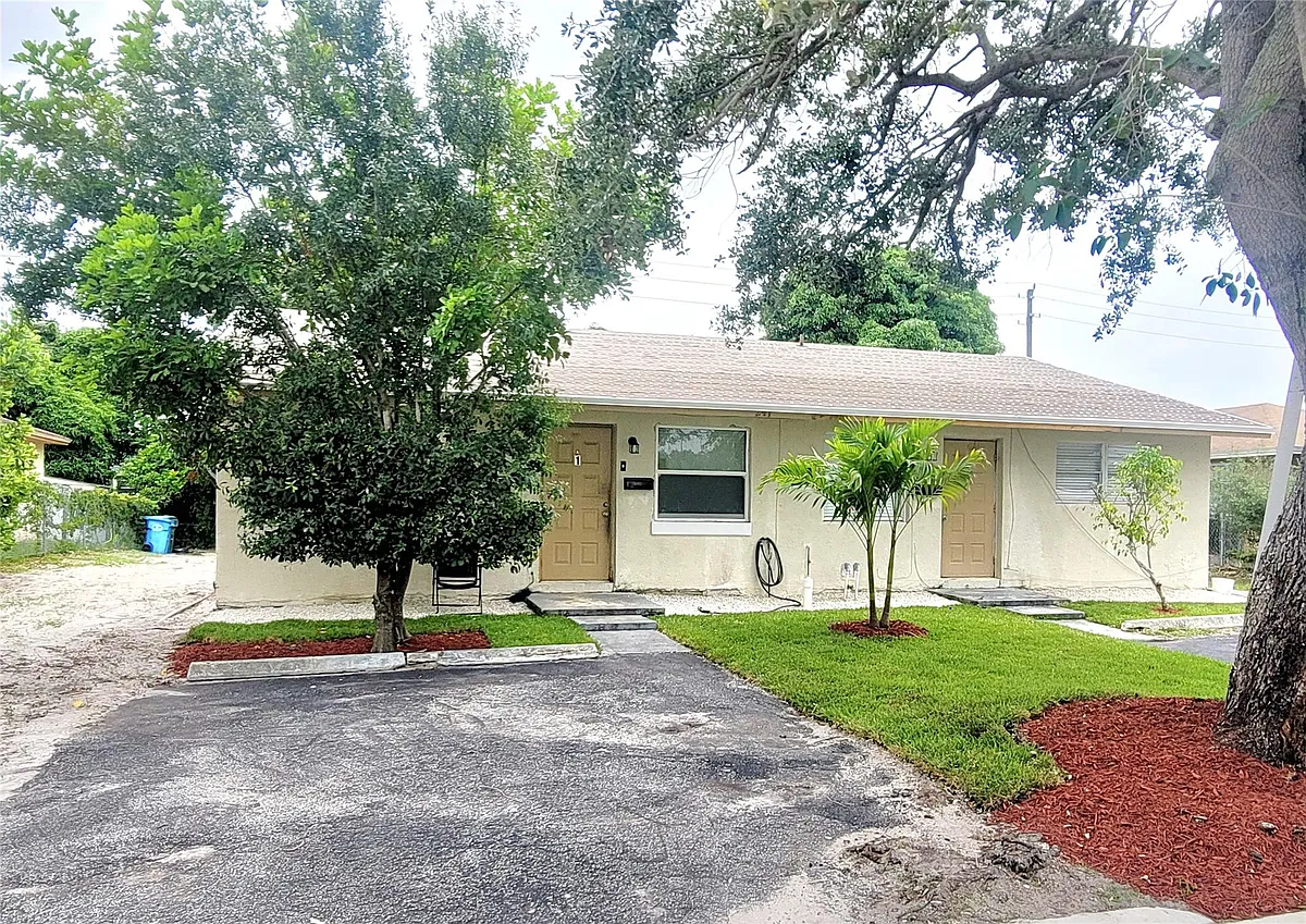 Building Photo - 241 NE 35th St #2