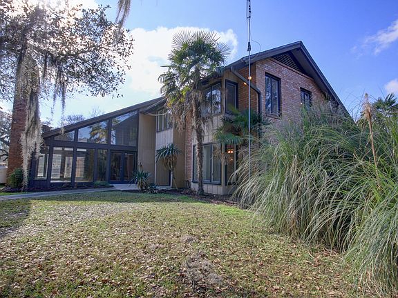 2nd image of 221 Greenhill Cir