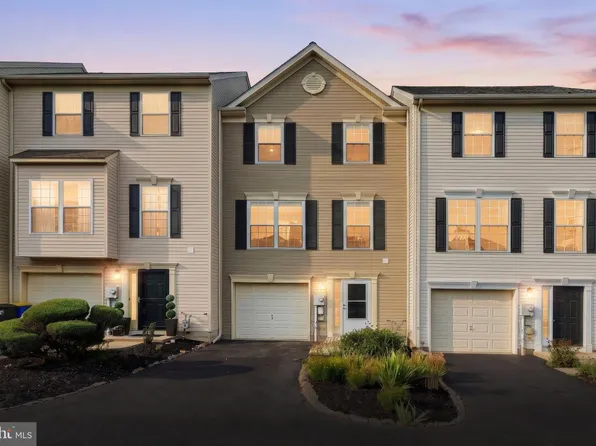 266 Country Ridge Dr, Red Lion, PA 17356