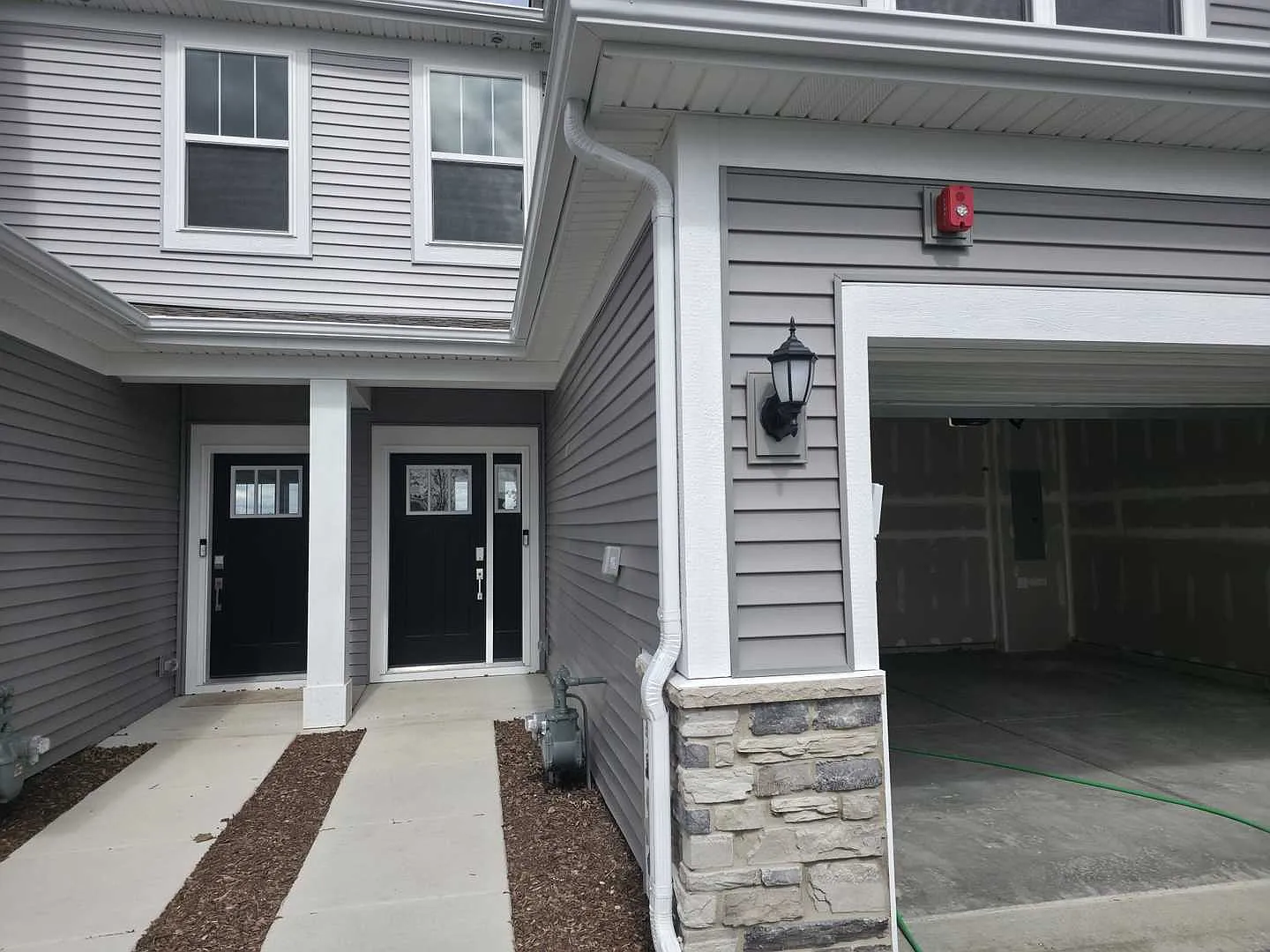 3 bed, 2.5 bath, 1840 sqft, $2,900 — Photo 2