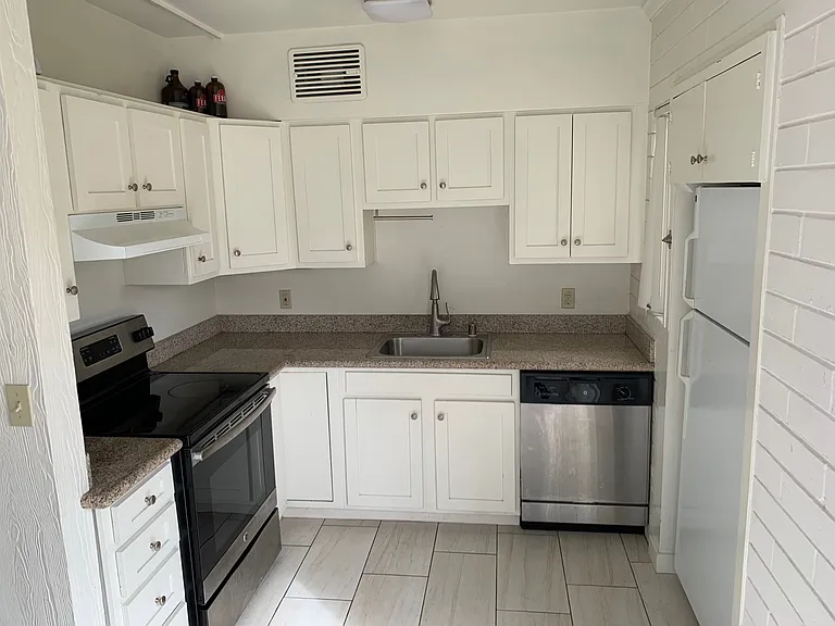 438 Rosemont St #438 — Photo 5