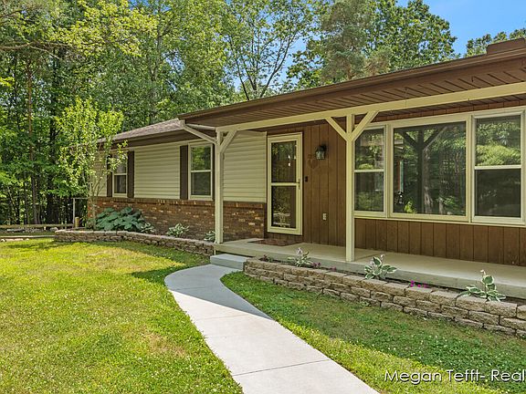 3rd image of 6055 Pickerel Dr NE