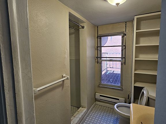 3rd image of 834 N Lincoln Ave APT 5