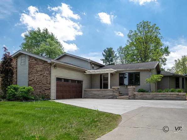 2031 Winchester Dr, Freeport, IL 61032
