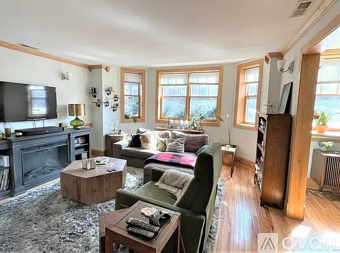 1354 W Carmen Ave #1F — Photo 8