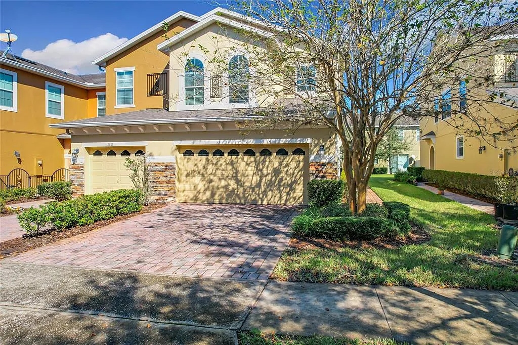3 bed, 2.5 bath, 1656 sqft, $2,400 — Photo 1