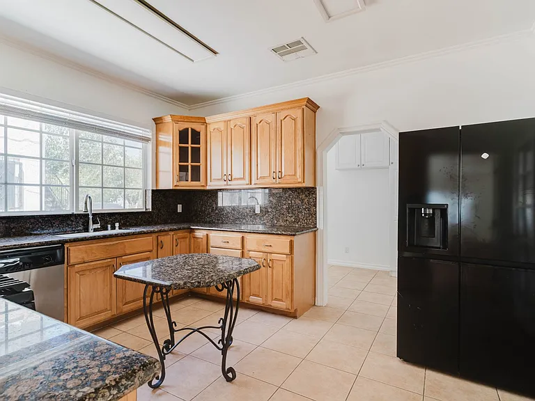 1626 N Alexandria Ave — Photo 14