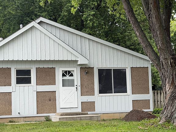 2nd image of 1900 Longmeadow Dr