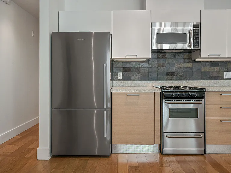 566 S Van Ness Ave #21 — Photo 6