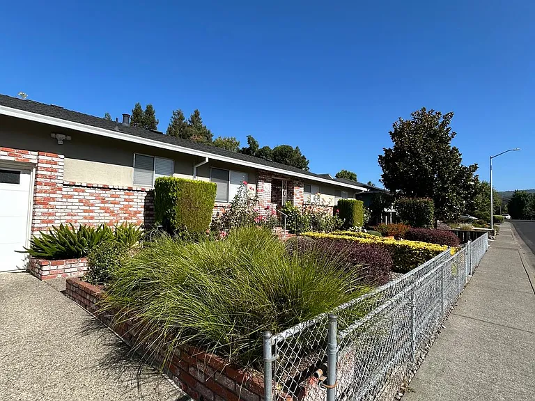 566 Joaquin Dr — Photo 2