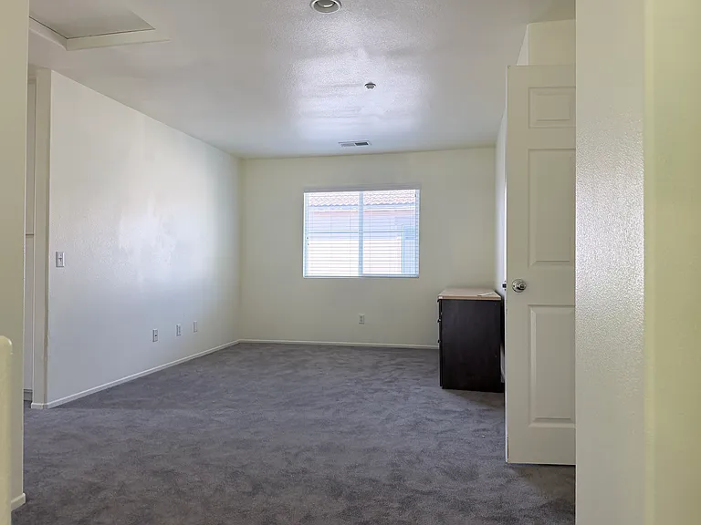 Office room (can convert to the fourth bedroom)