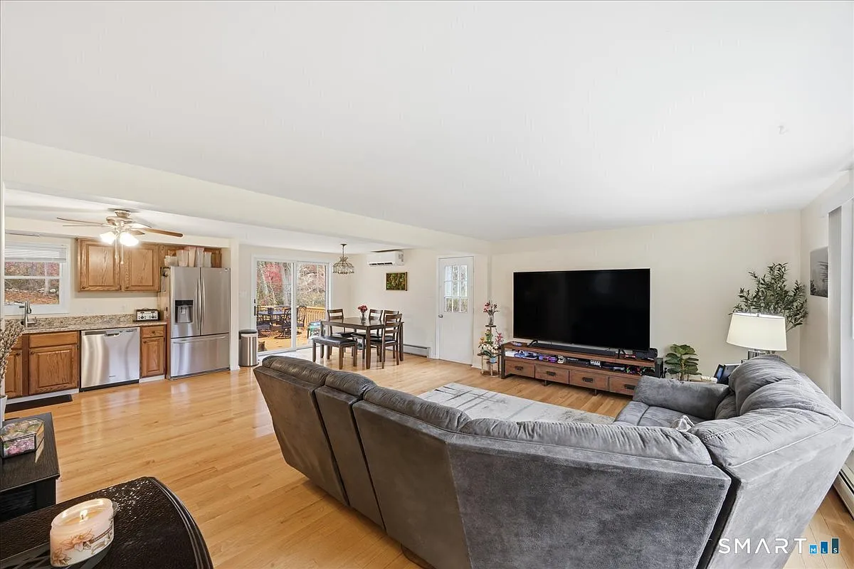 4 bed, 2.0 bath, 1890 sqft, $3,400 — Photo 4
