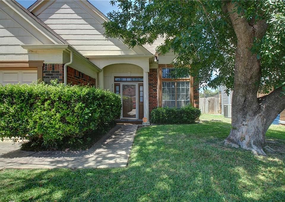 2nd image of 2612 Creekwood Ln