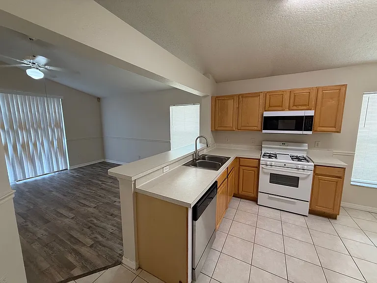 12464 Castlemain Trl — Photo 9