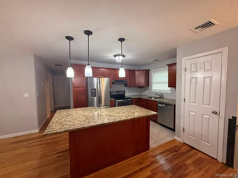 24 California Ave — Photo 2
