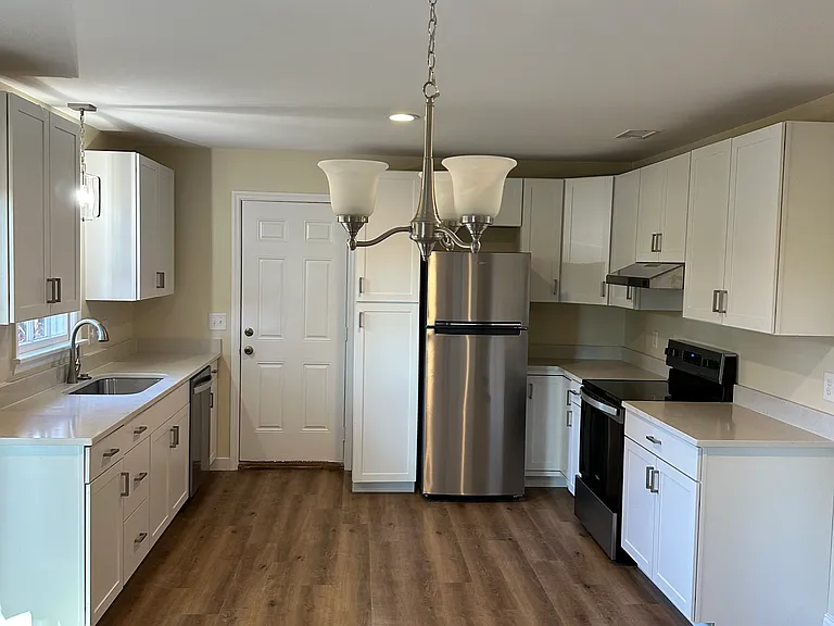 301 Huntley Dr — Photo 2