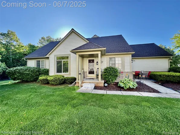 2663 Maple Forest Dr, Wixom, MI 48393