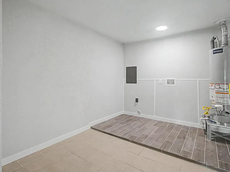 108 Phylis Dr — Photo 10