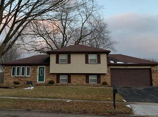 563 Renee Dr, South Elgin, IL 60177