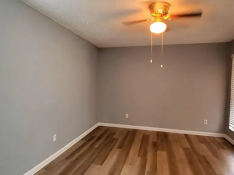 115-117 W Timberview Ln — Photo 1
