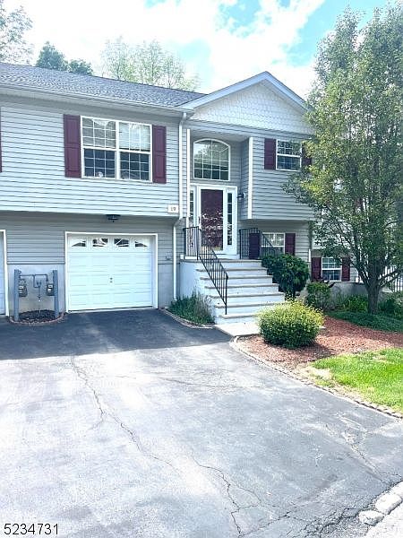 1st image of 19 Oak Point Dr