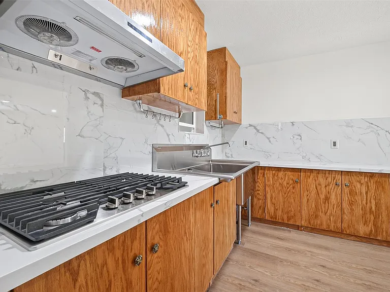 7950 Longridge Dr — Photo 11