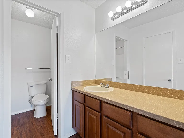 Langtry Apartments — Photo 13