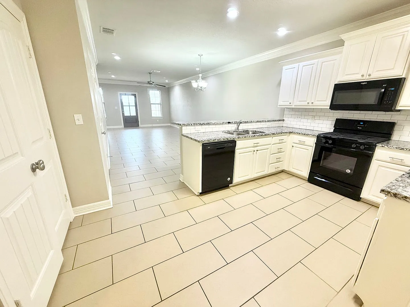 Luxury 3-bed, 2.5-bath!! — Photo 4