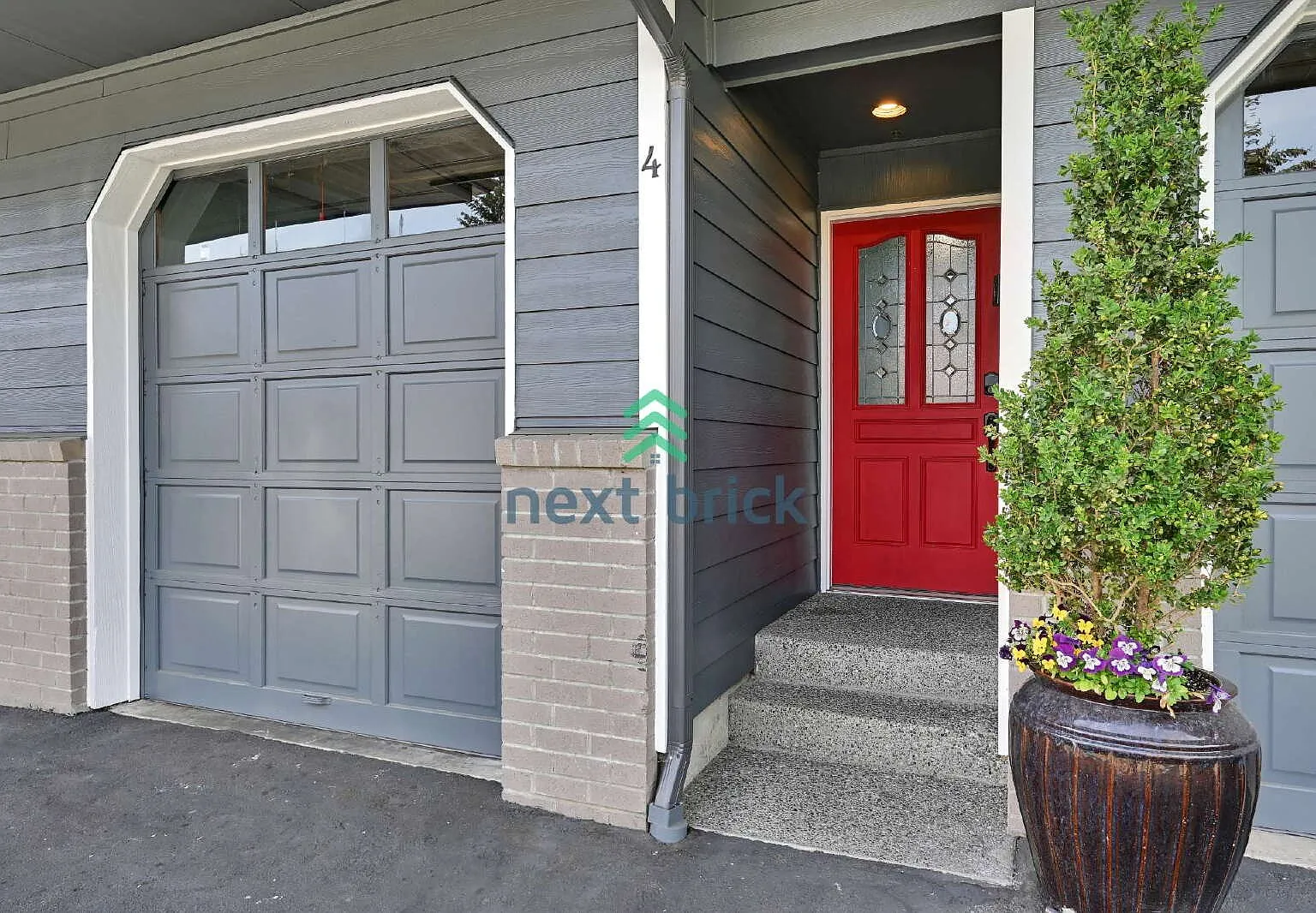 3 Beds & 3 Bath Condo For Rent — Photo 2