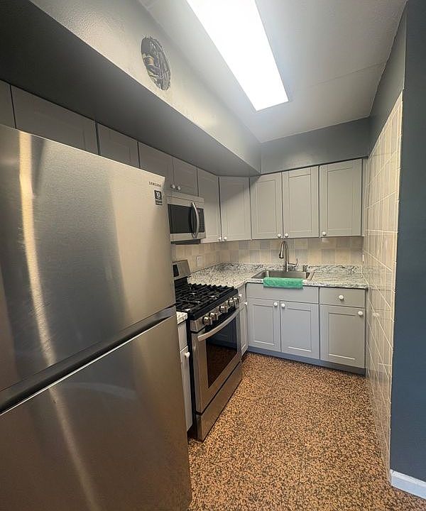 1st image of 2060 Washington Ave #2