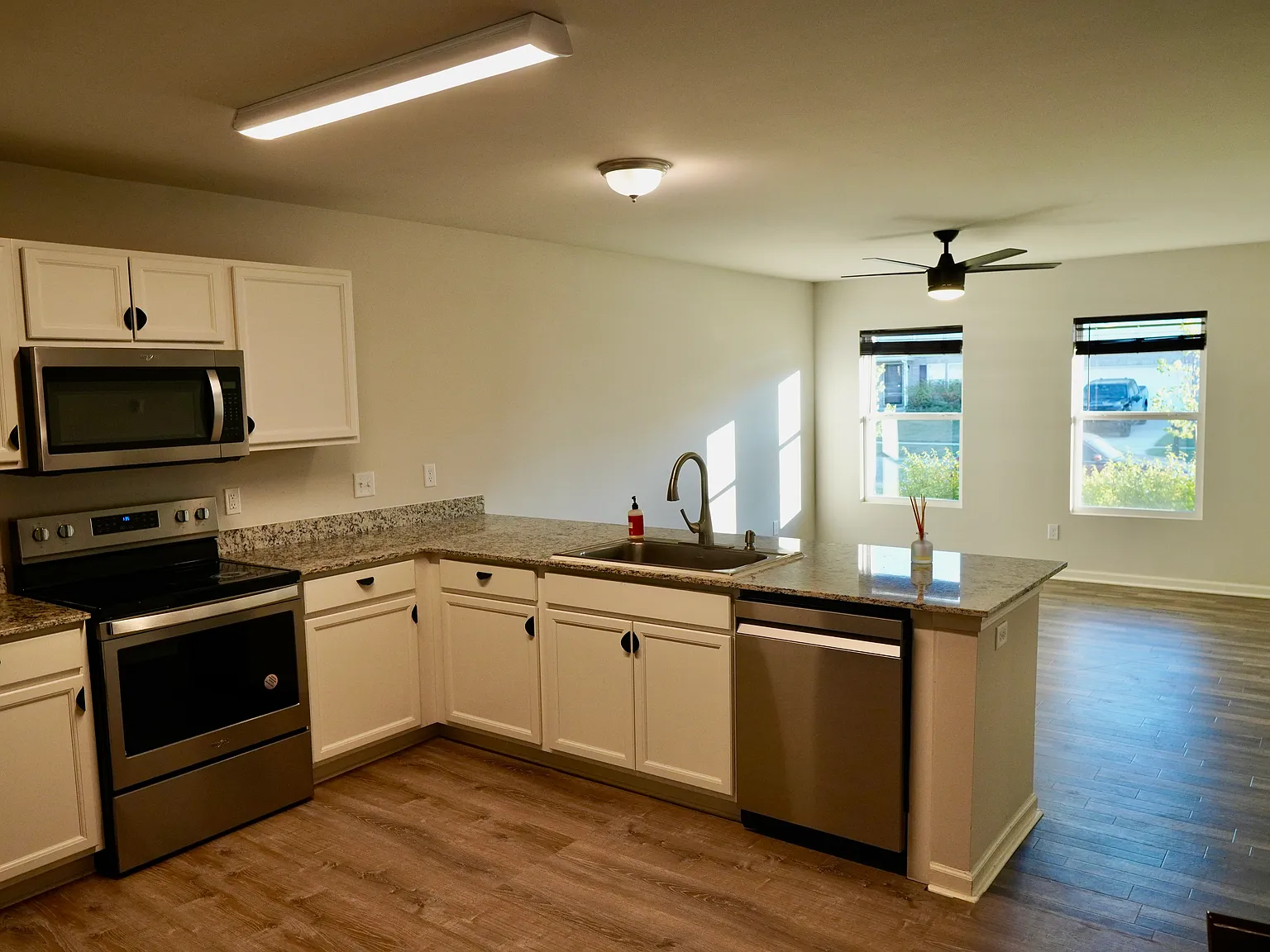 4 bed, 1864 sqft, $2,895 — Photo 4