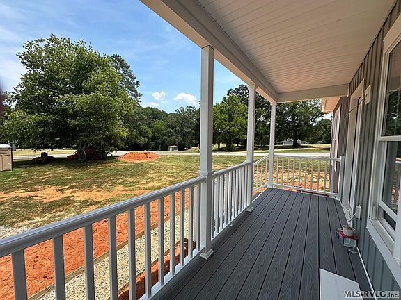 3rd image of 18 Longwood Dr