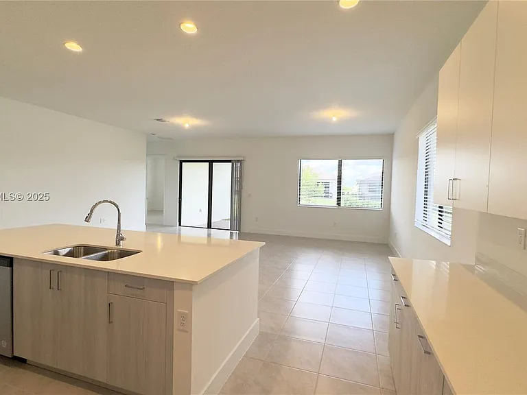 5089 Penella Ave — Photo 2