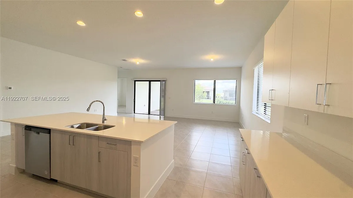 Building Photo - 5089 Penella Ave