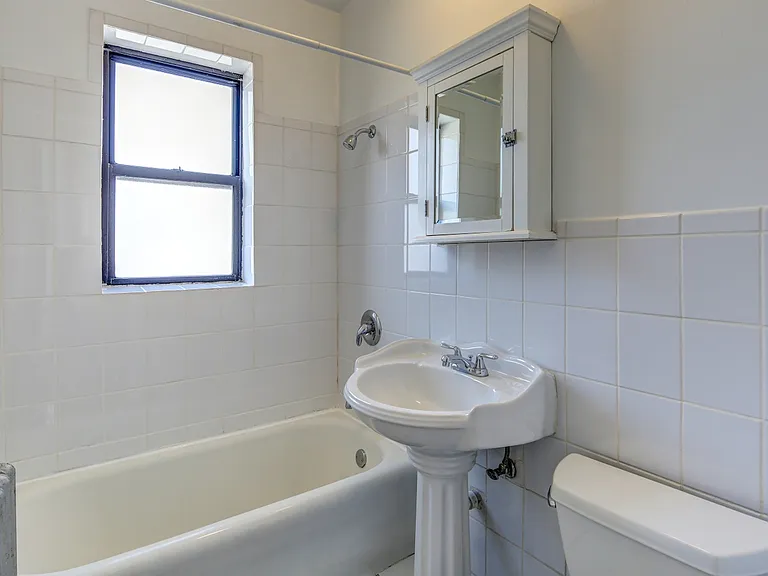1 BR 775 Bath