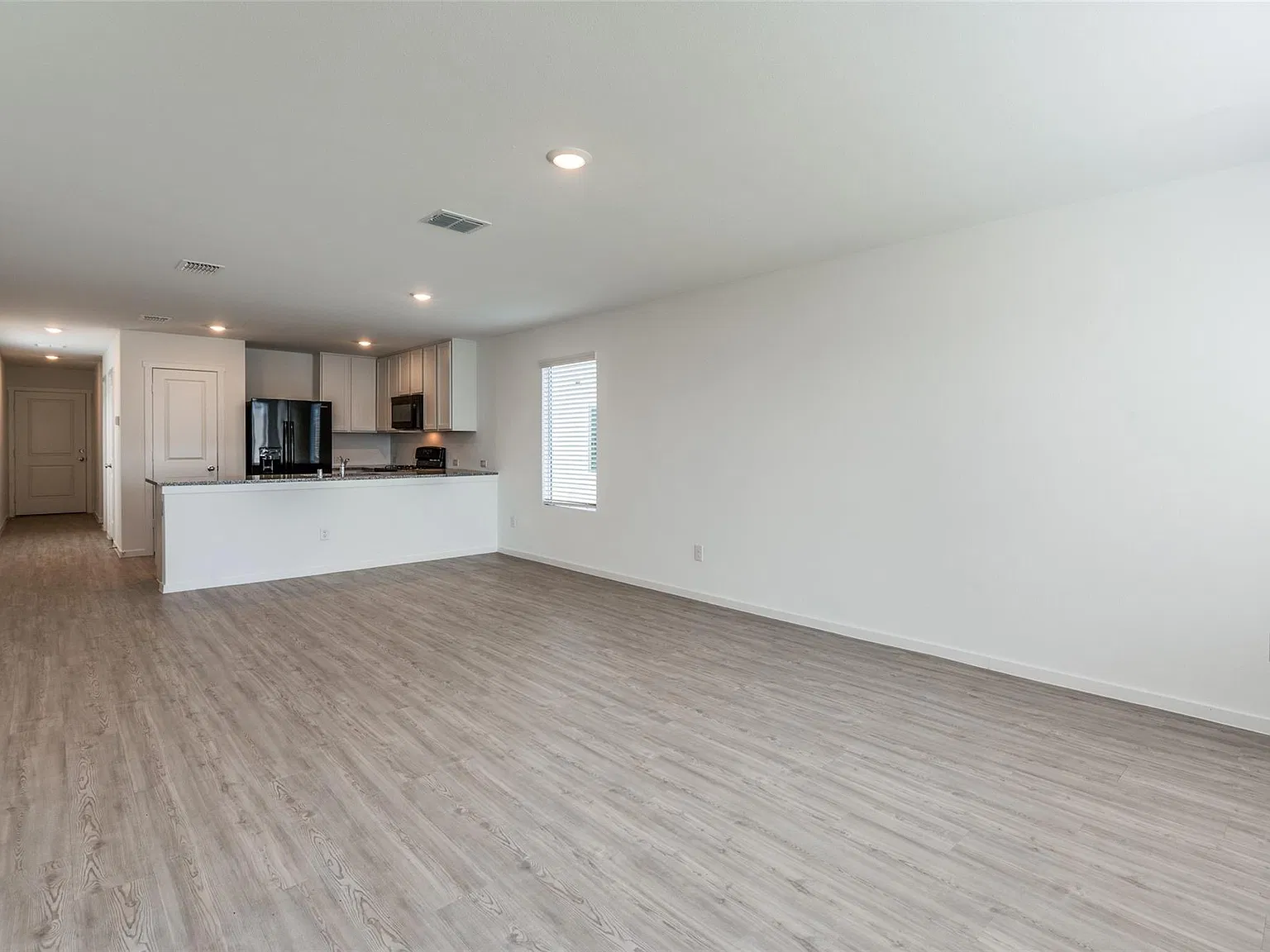 4 bed, 2.5 bath, 1550 sqft, $2,300 — Photo 3