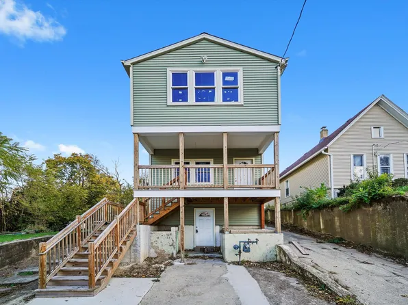 677 Wellington Ave, Elgin, IL 60120