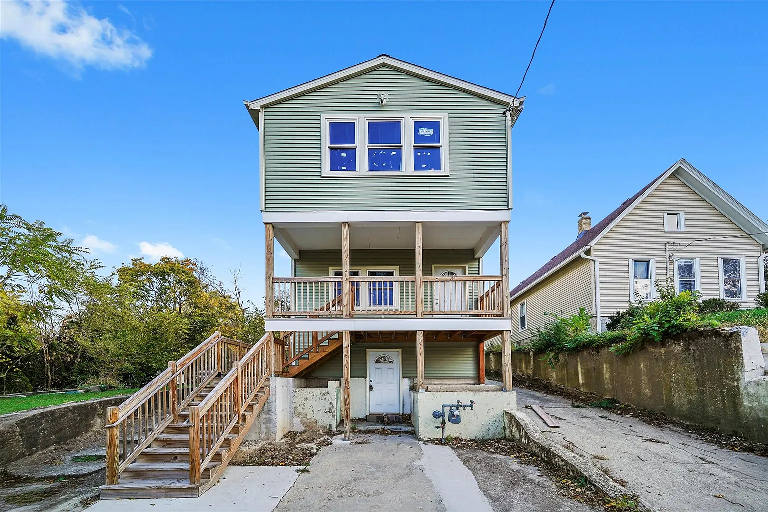 677 Wellington Ave photo 1
