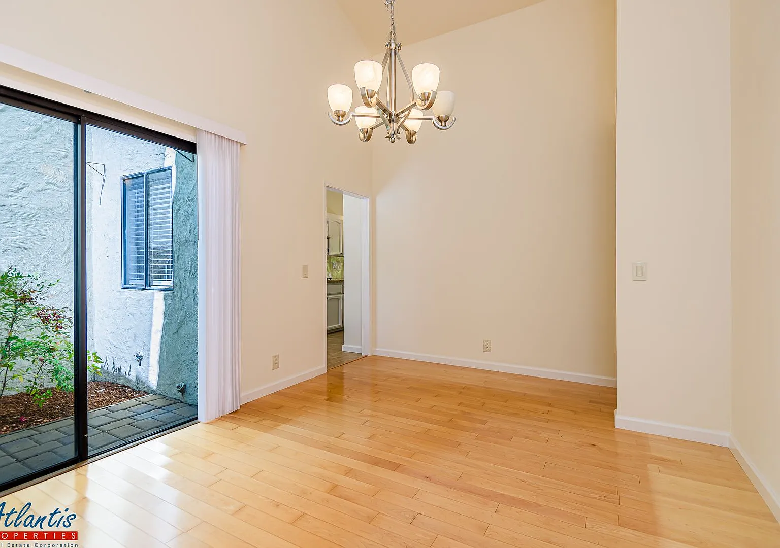 Lovely Palo Alto Townhouse | Desirable Location — Photo 4